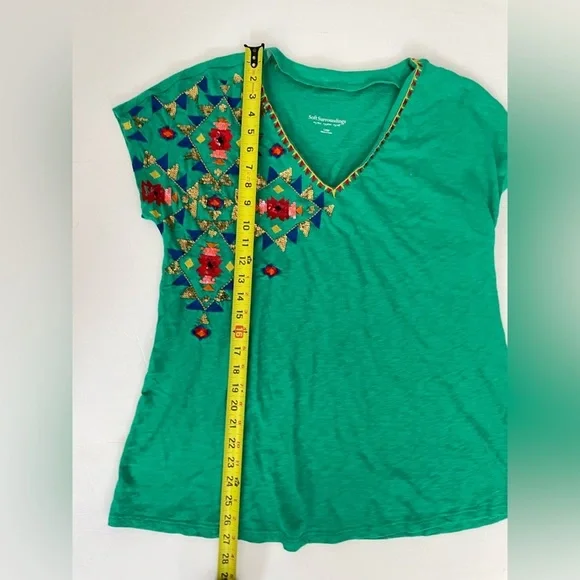 SOFT SURROUNDINGS Passion Flower Sequin Tee Parakeet large - Picture 5 of 8